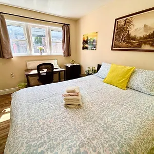 Bright&modern Space Perfect For Couple And Family Step To Public Transit In Séjour chez l'habitant Toronto