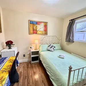 Bright&modern Space Perfect For Couple And Family Step To Public Transit In Séjour chez l'habitant Toronto