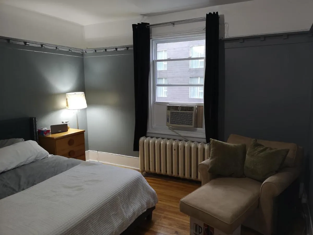 Room With King Bed In Shared 3 Bedroom Downtown Montreal Homestay