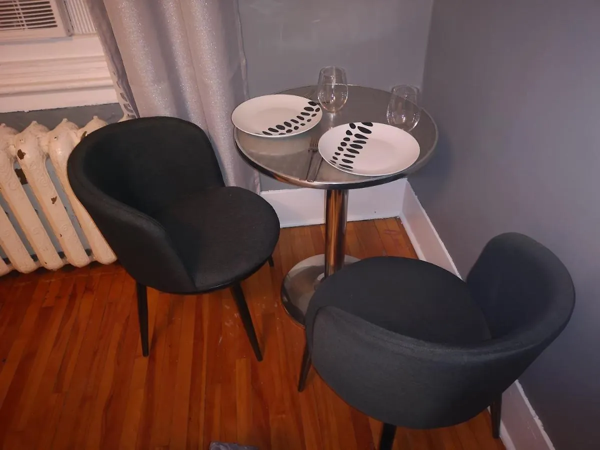 Homestay Room With King Bed In Shared 3 Bedroom Downtown Montreal Canada