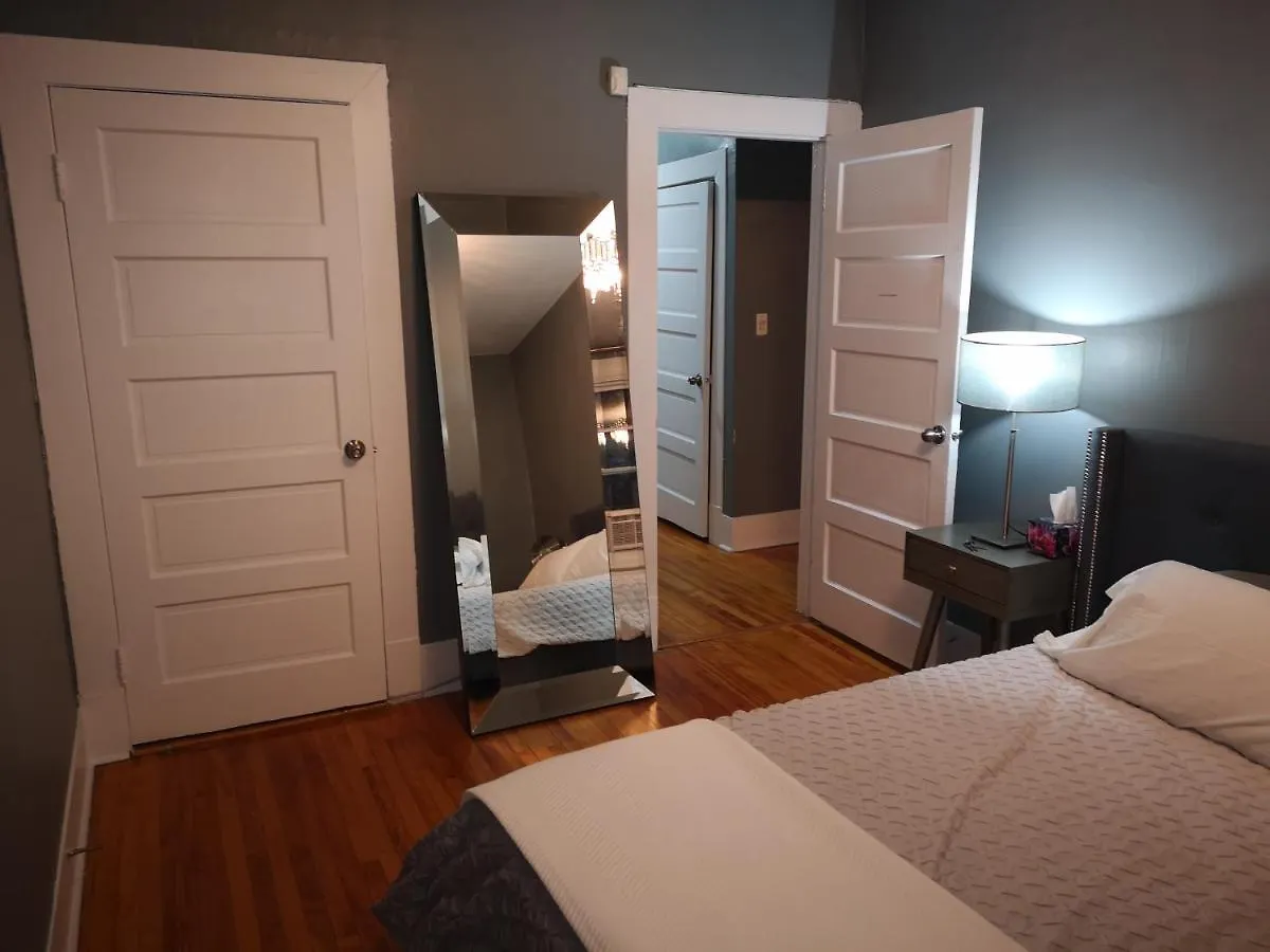 Room With King Bed In Shared 3 Bedroom Downtown Montreal