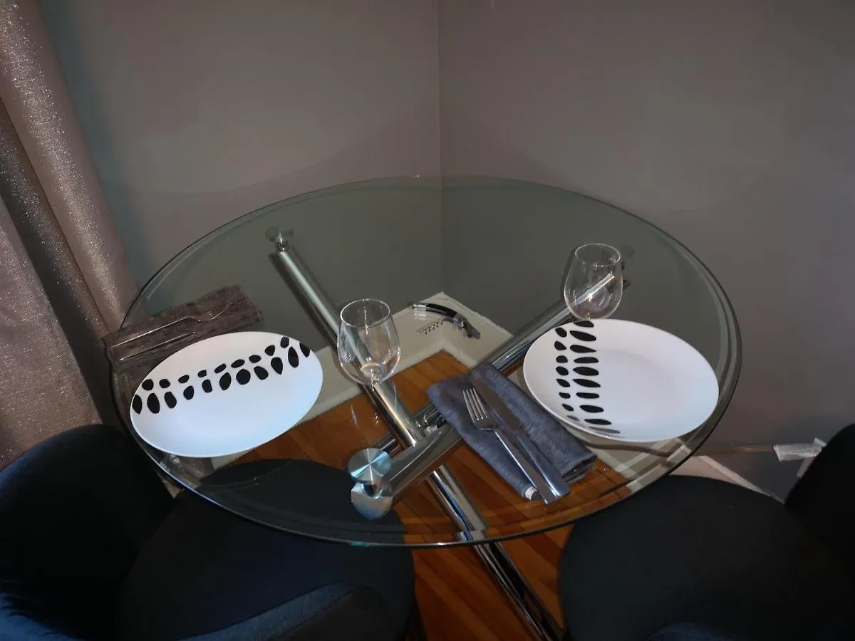 Room With King Bed In Shared 3 Bedroom Downtown Montréal Canada